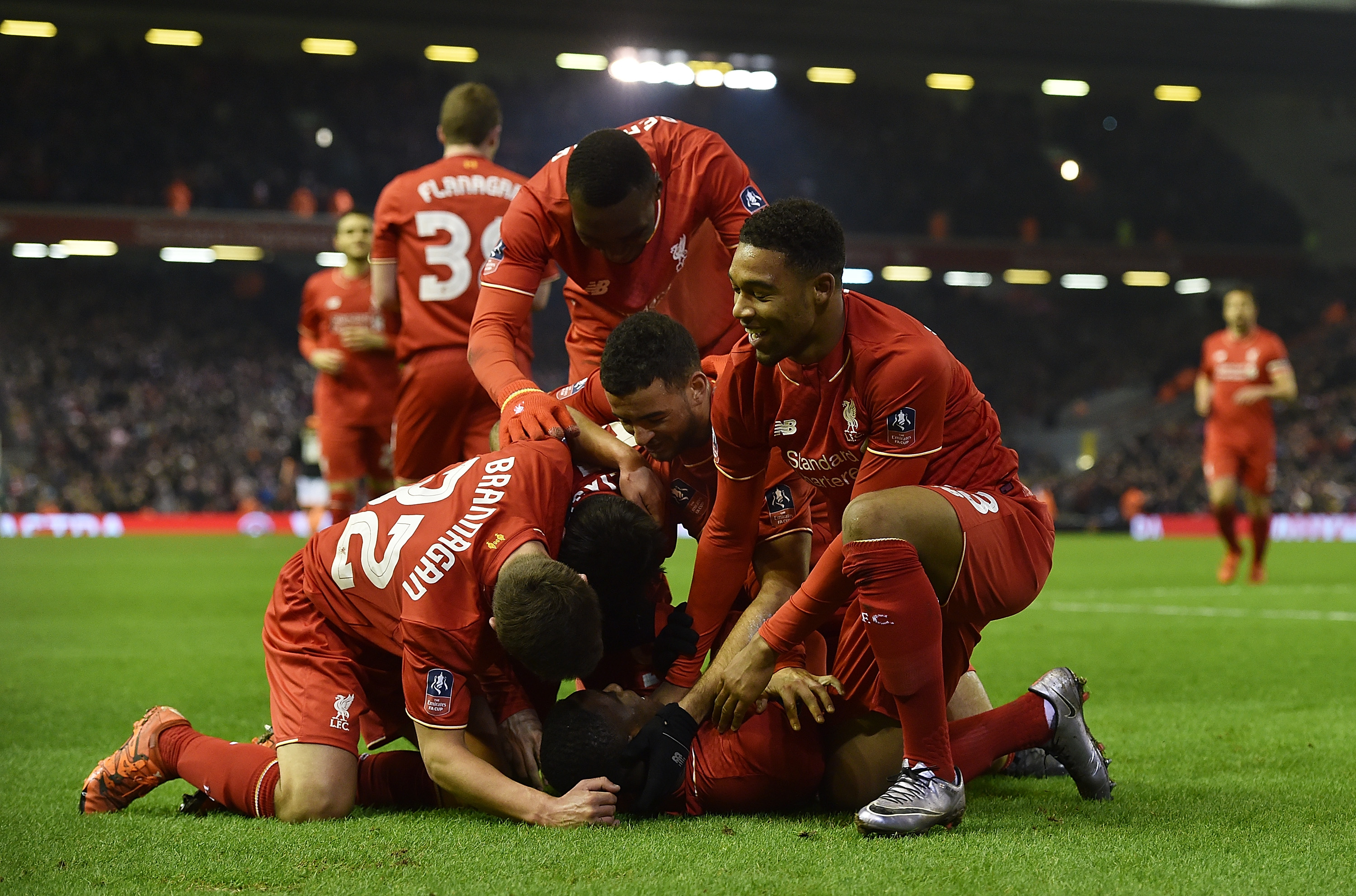 英超官网盘点历届圣诞冠军赛季战绩：阿森纳此前四次均丢冠（英超官网回顾历年圣诞榜首赛季表现：阿森纳四次领跑均无缘冠军）