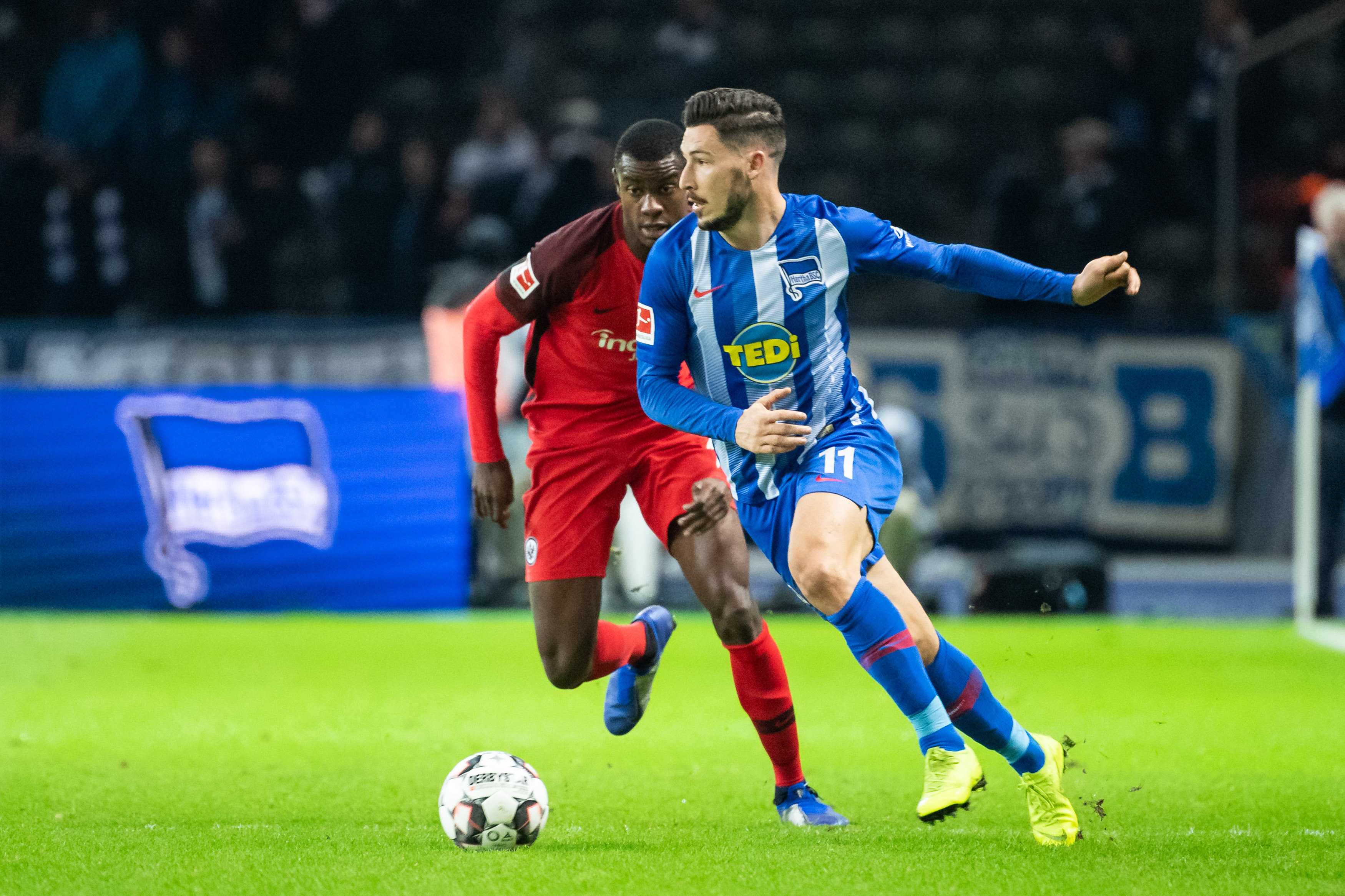 徐杰防守技巧独步武林，晃飞对手如凌波微步（徐杰防守技艺冠绝江湖，步伐如凌波般晃飞对手）