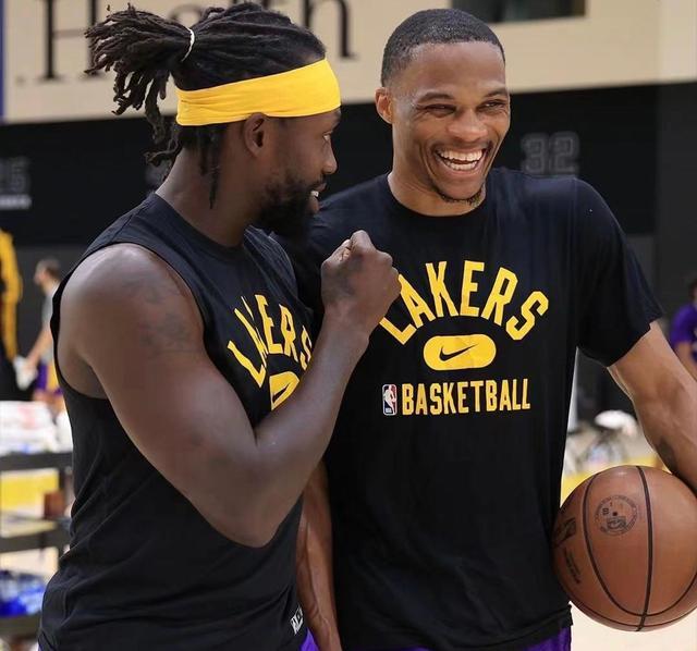 雷蒙成北京男篮半场得分唯一上双球员，与三外援得分持平（雷蒙半场成北京男篮唯一上双，得分追平三外援）