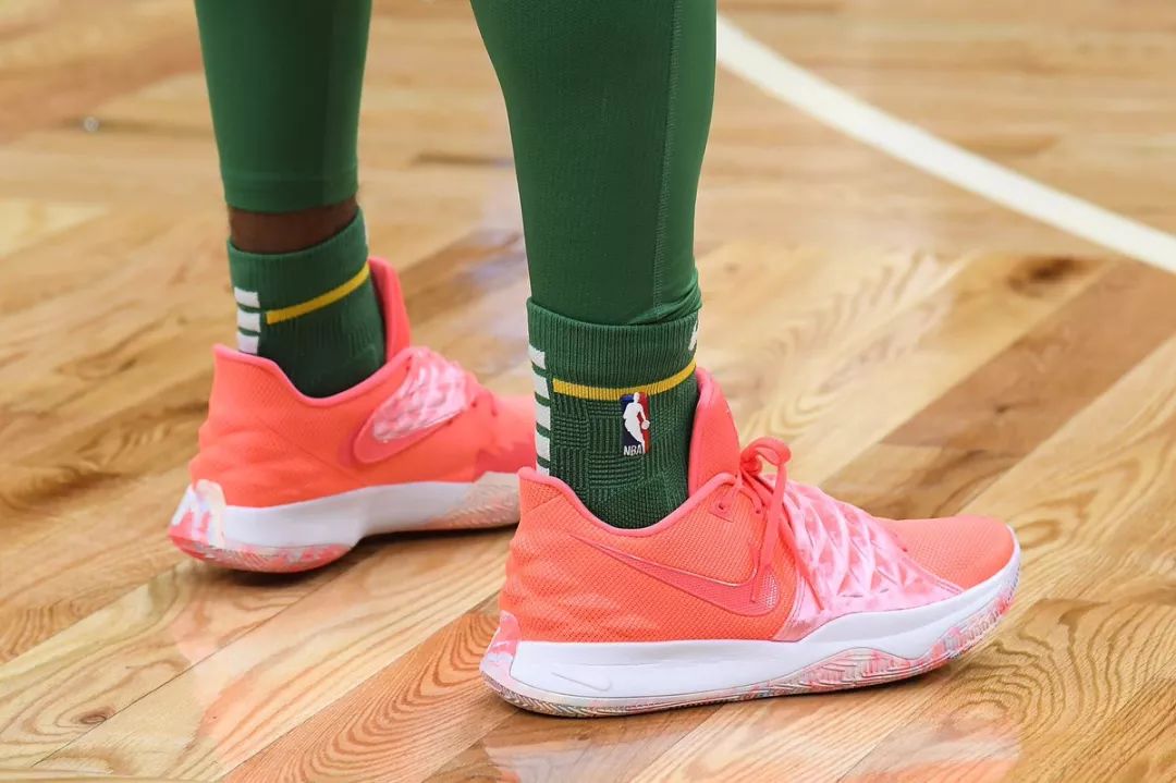 普通人踢球，先解决这个问题（业余球友踢球，先搞定这一关键点）