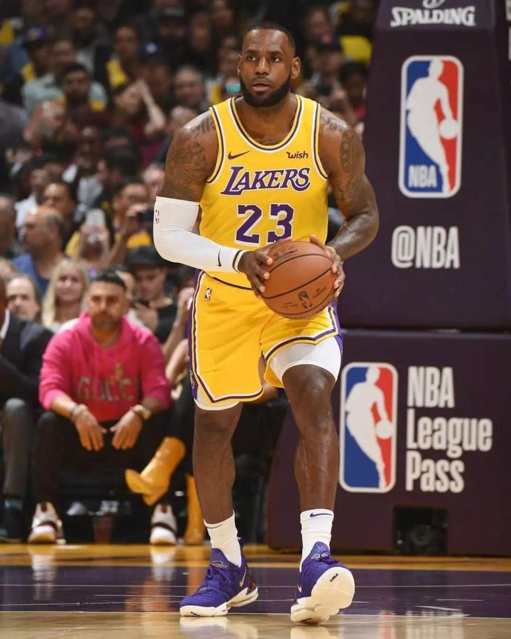 邮报：曼联等队关注赫塔小将艾希霍恩，他被拿来与克罗斯比较（邮报：曼联等队考察赫塔小将艾希霍恩，外界将其比作克罗斯）