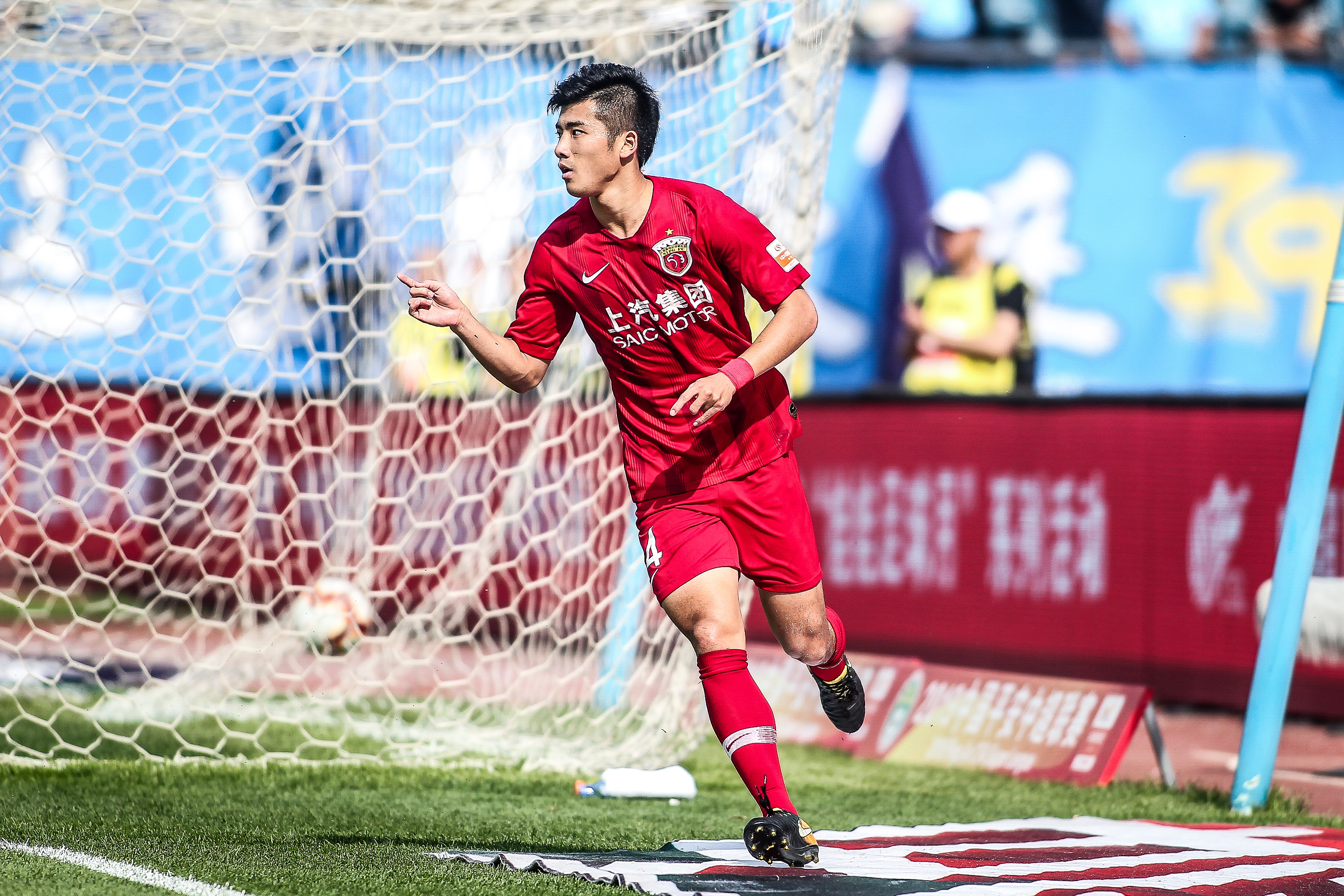 霍芬海姆vs汉堡：克拉马里奇、卡巴克首发，法比奥-维埃拉、洛孔加出战（霍芬海姆迎战汉堡：克拉马里奇、卡巴克先发，法比奥-维埃拉与洛孔加登场）