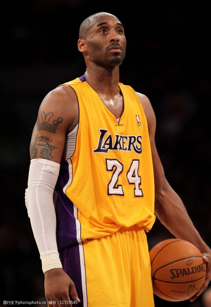 篮球勇士球星连中五记三分引全场欢呼（勇士球星连续命中五个三分引爆全场欢呼）