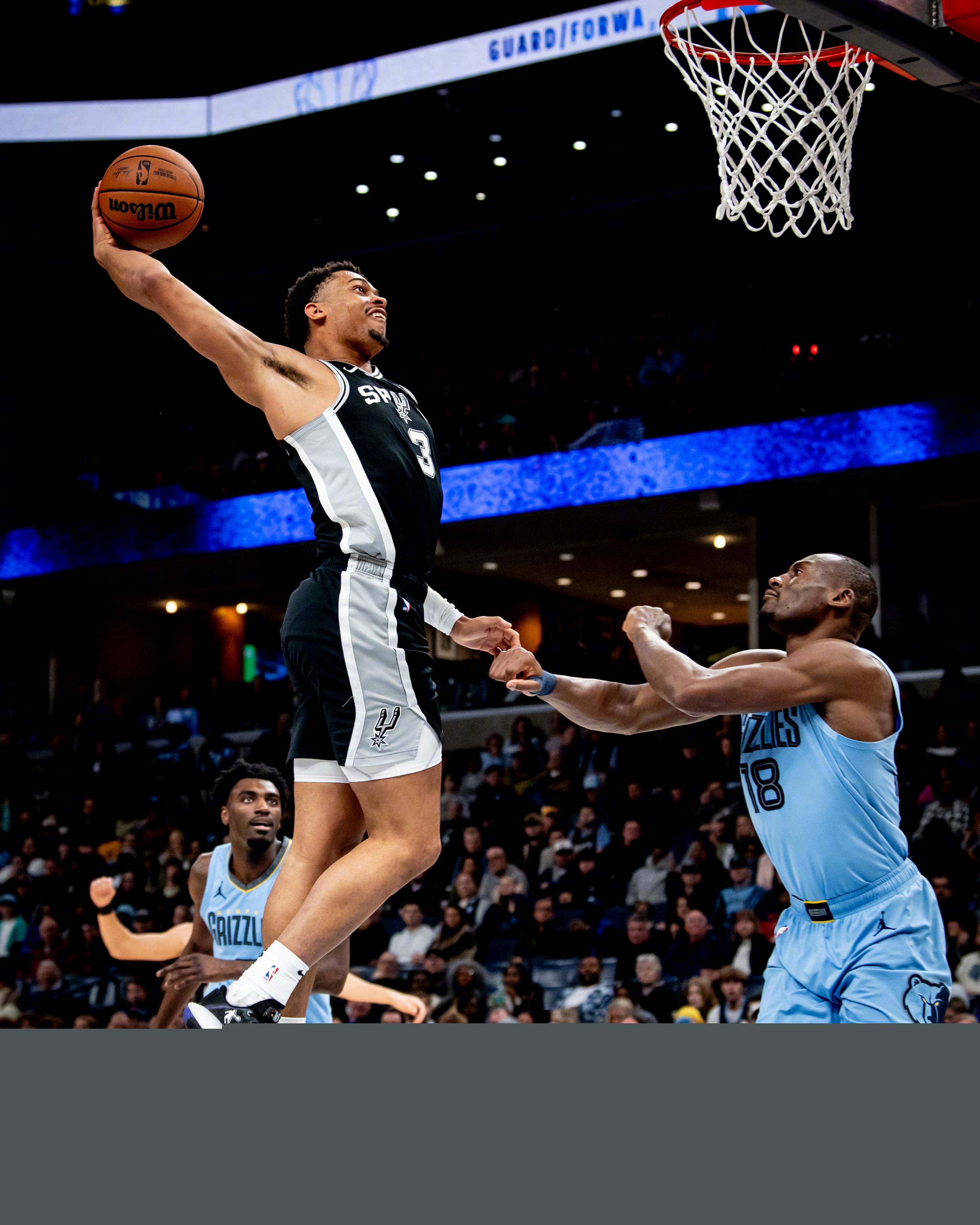 德隆：詹姆斯对东契奇无感，而且他不太愿意留在湖人（德隆爆料：詹姆斯对东契奇兴趣不大，留守湖人意愿不强）