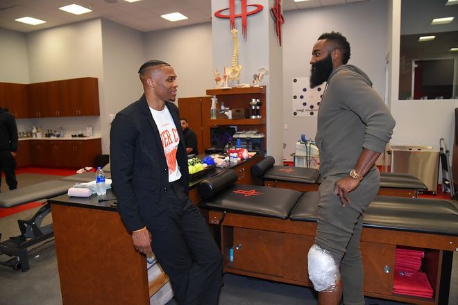 威少11月场均21+9+8，单月打出180俱乐部水准（威少11月场均21分9篮板8助攻，单月效率达180俱乐部标准）