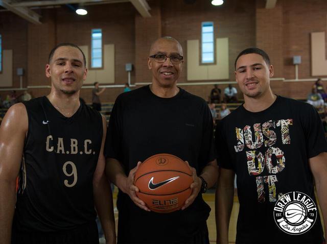 官方：浓眉因腹股沟痉挛退出圣诞大战，离场前3分3板1断2帽（官方：浓眉在圣诞大战因腹股沟痉挛提前退赛，离场前贡献3分3篮板1抢断2封盖）